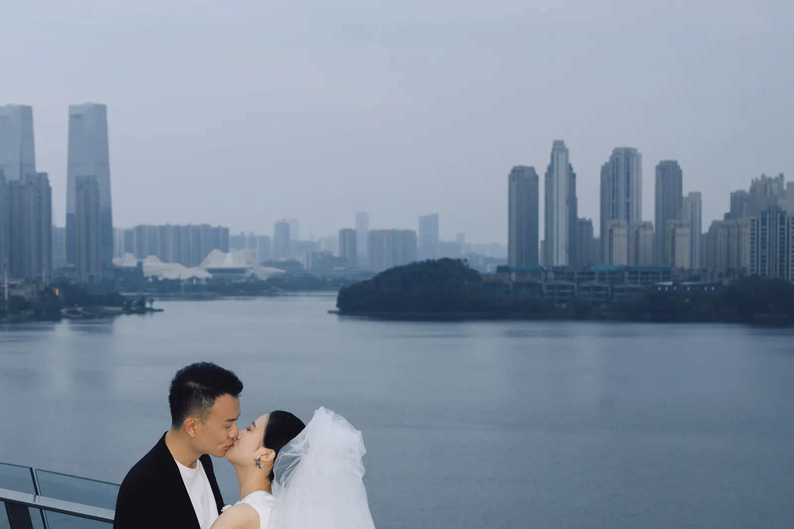 城市桥畔时尚墨镜、外景、婚纱摄影｜2024年作品完整作品，城市桥畔时尚墨镜、外景，转折第8幅，进部摄影创作作品