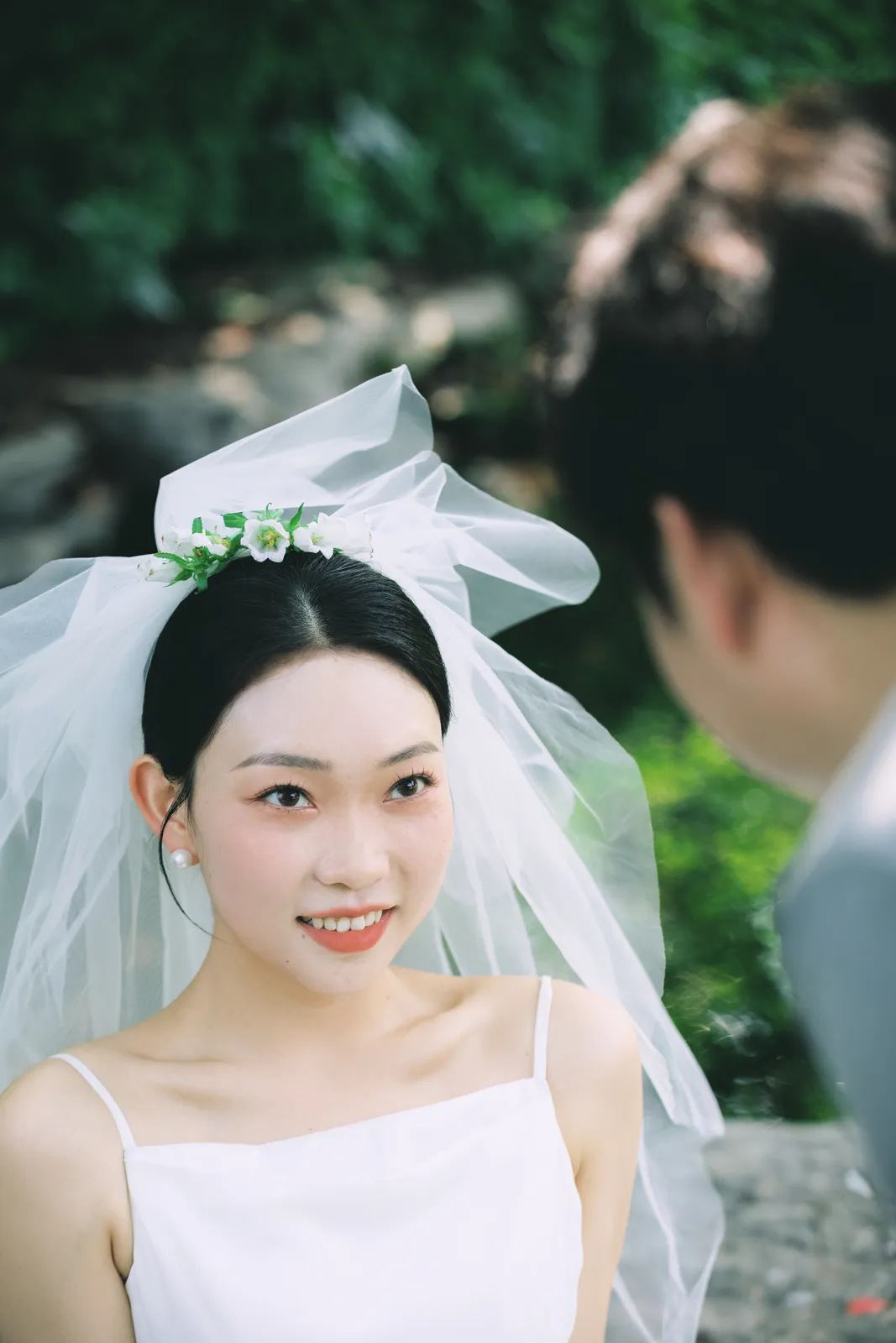 公园绿意里的白纱封面