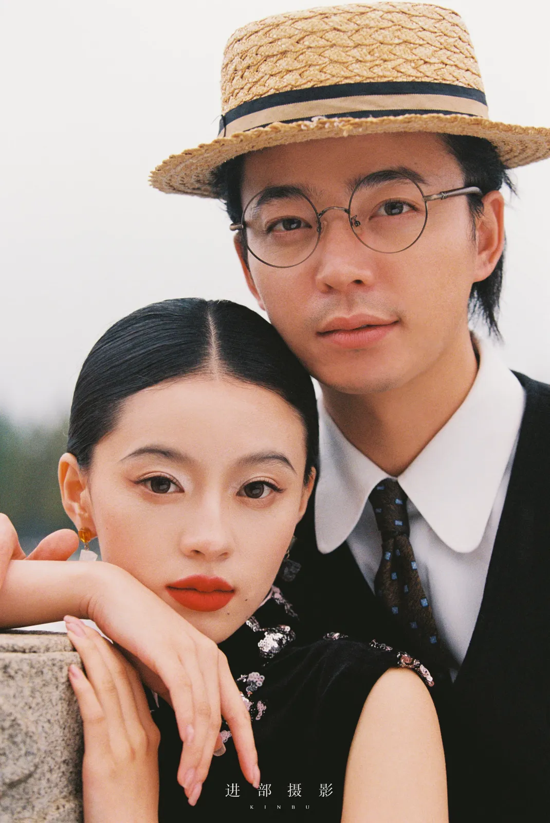 松树下的黑色旗袍封面