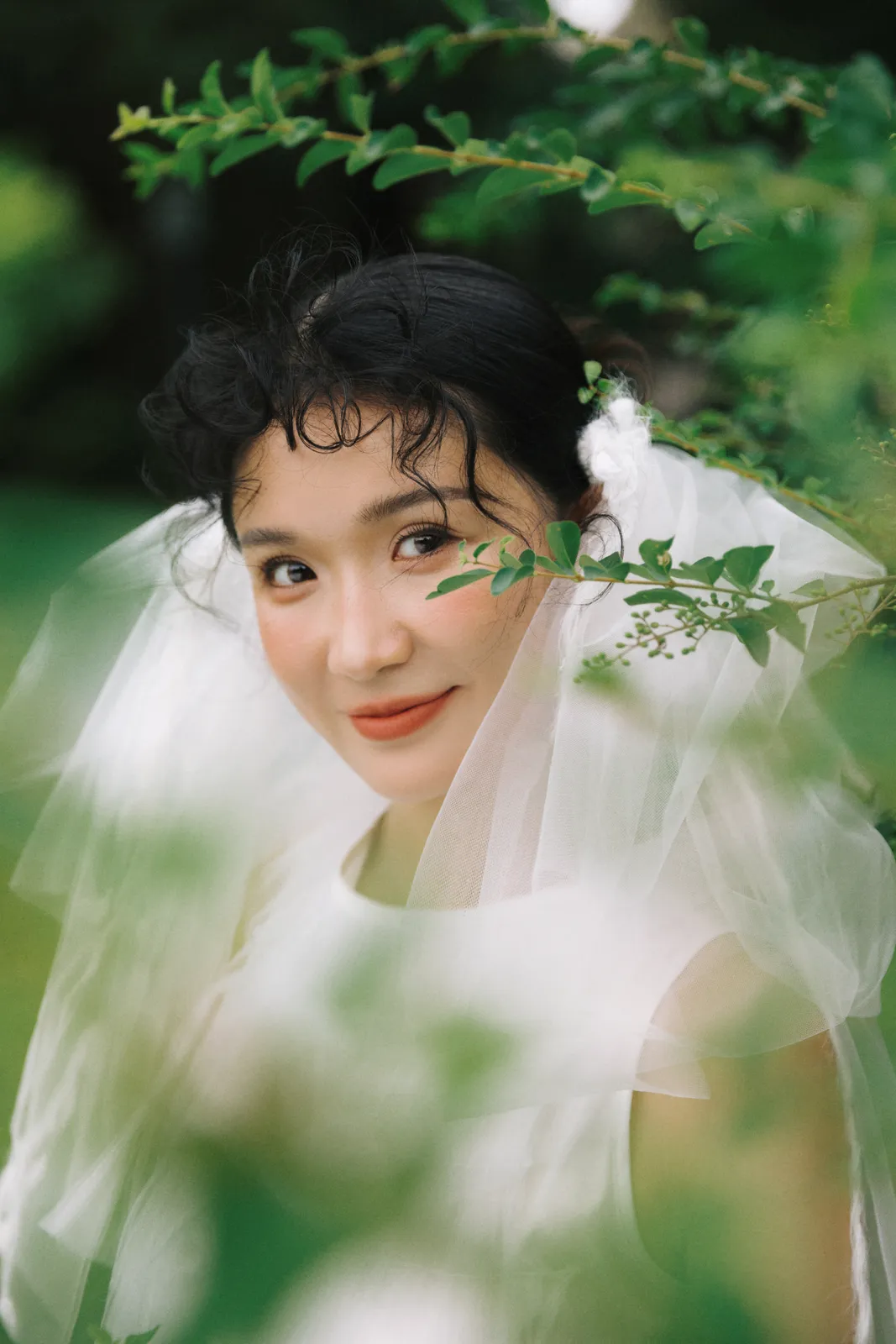 草坪、森系、双人互动｜2025年作品第2组，草坪、森系，组图开场第1幅，进部摄影创作作品