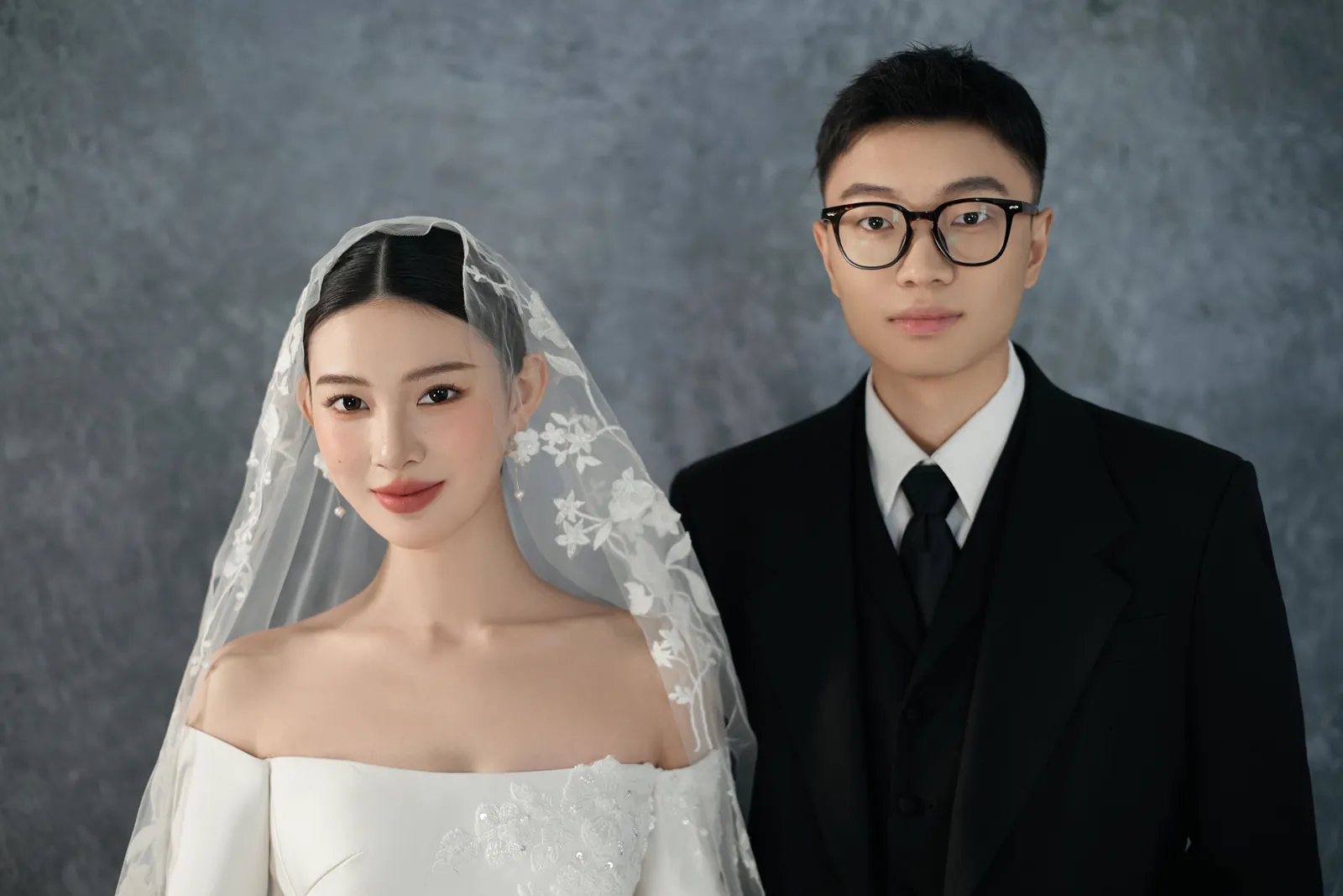 婚纱照服装和背景颜色怎么搭配作品示例,棚景、正式肖像里的两个人,进部摄影