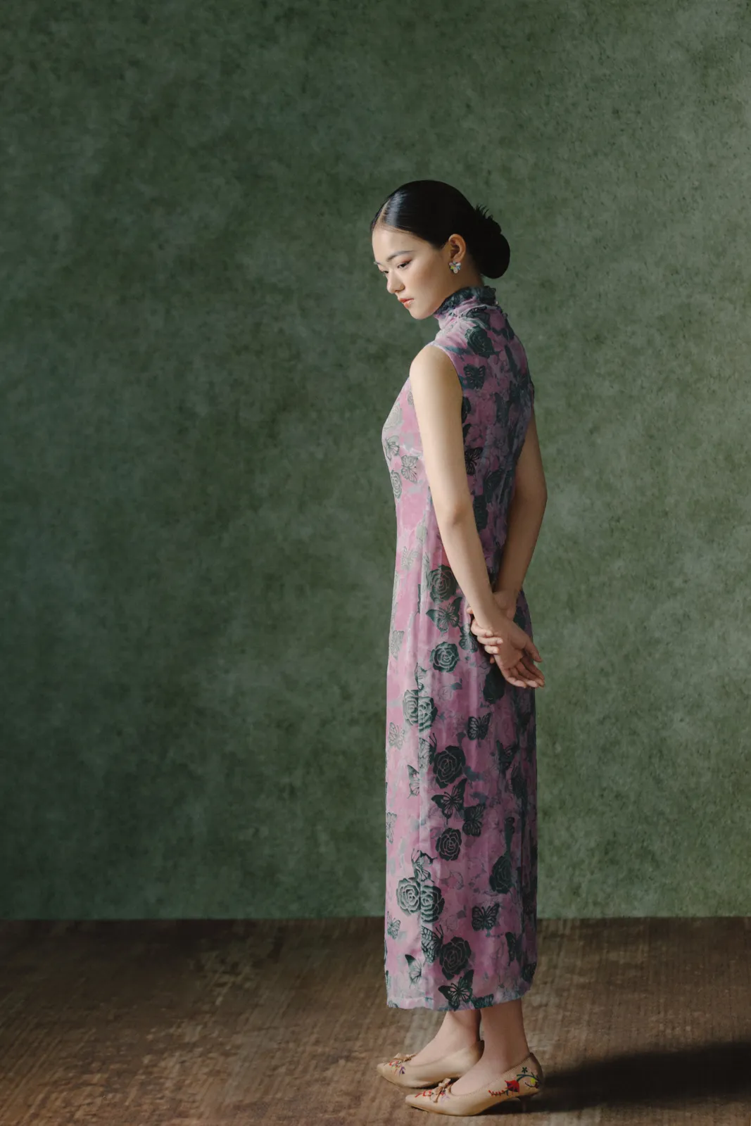 墨绿油画背景与粉色花枝，墨绿背景、花卉旗袍、油画光影，竖幅组图开场第1幅，进部摄影创作作品