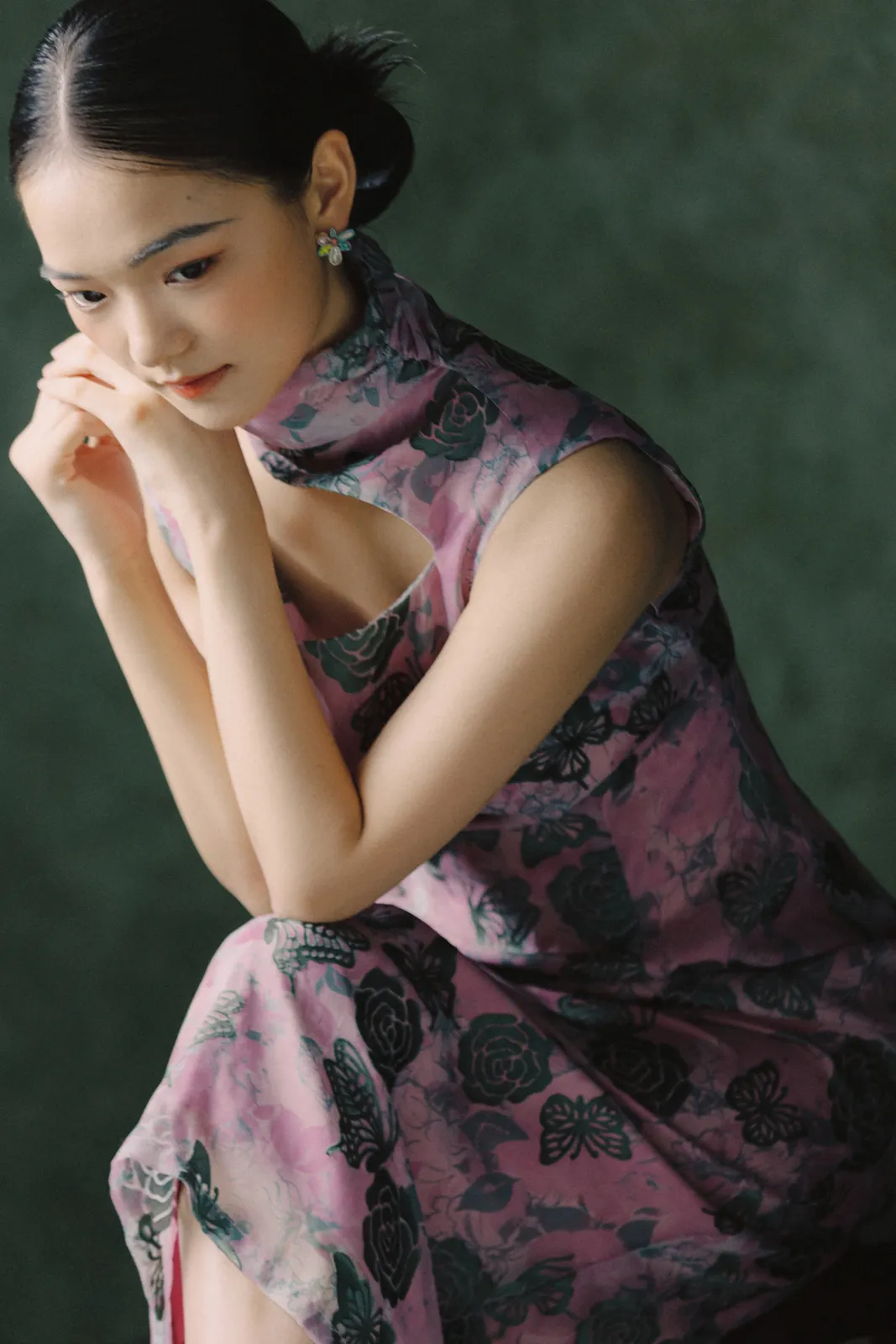 墨绿油画背景与粉色花枝，墨绿背景、花卉旗袍、油画光影，竖幅中段展开第6幅，进部摄影创作作品