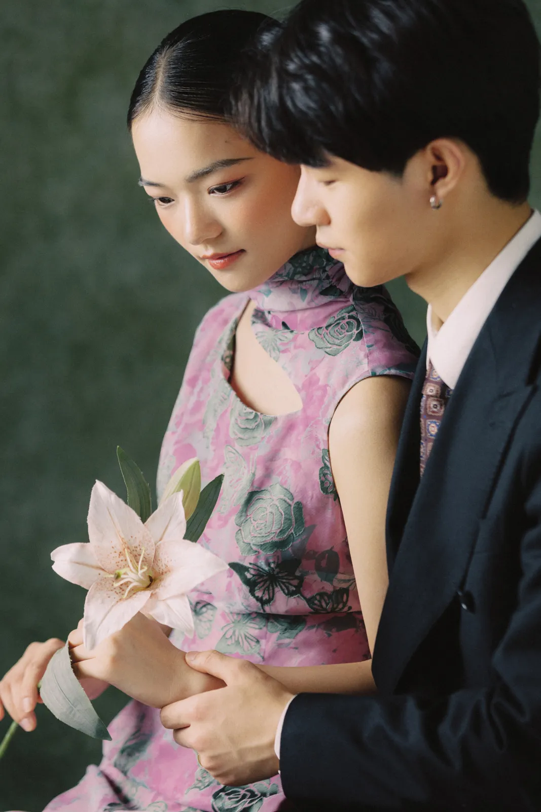 墨绿油画背景与粉色花枝，墨绿背景、花卉旗袍、油画光影，竖幅中段转折第8幅，进部摄影创作作品