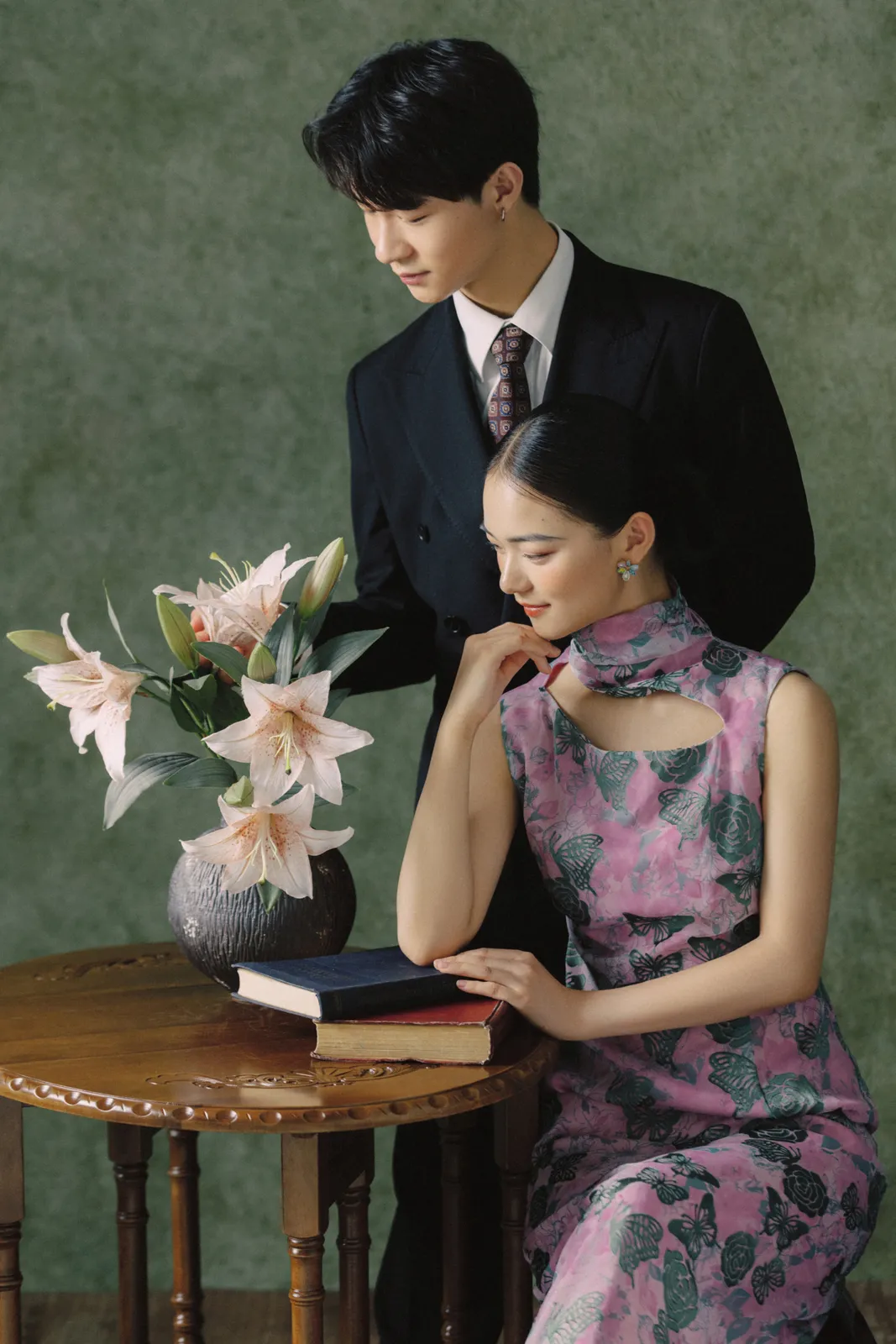 墨绿油画背景与粉色花枝，墨绿背景、花卉旗袍、油画光影，竖幅后段延续第9幅，进部摄影创作作品