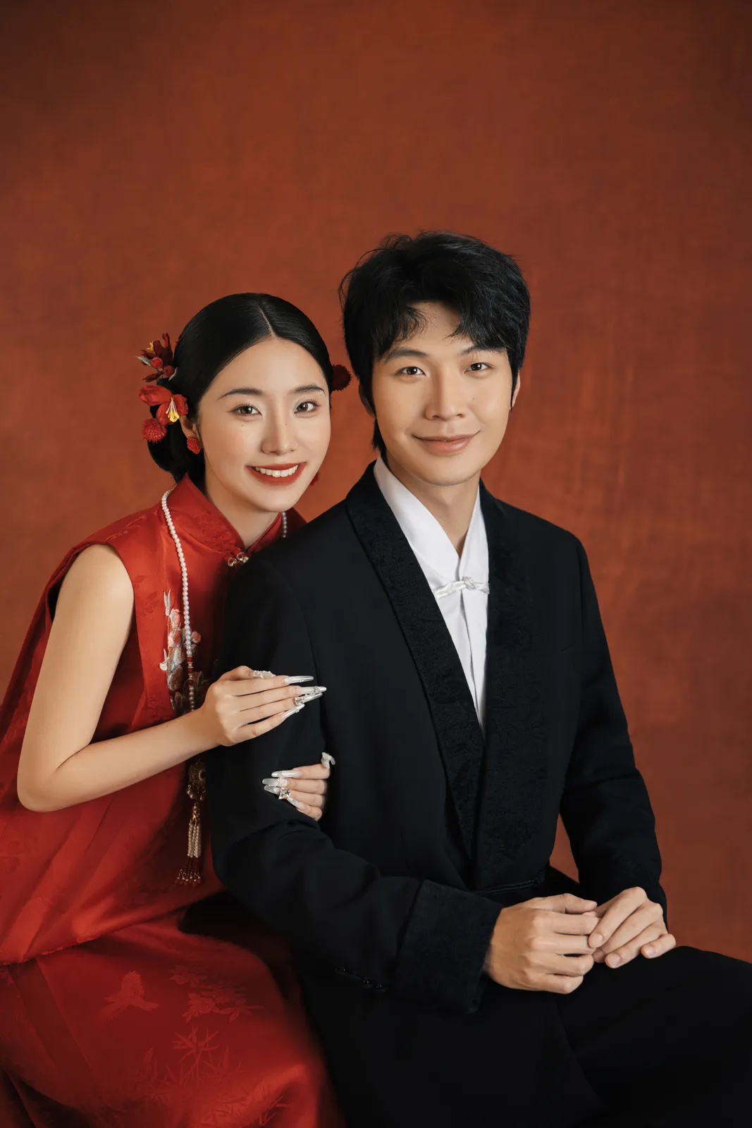 进部摄影创作样片，红灯笼边，两个人都在笑，第16张