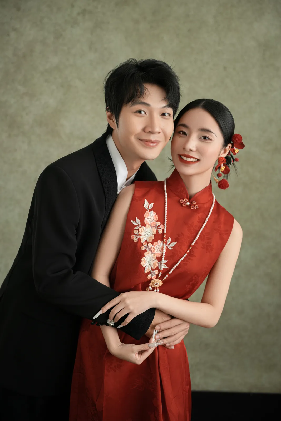 红灯笼边，两个人都在笑封面