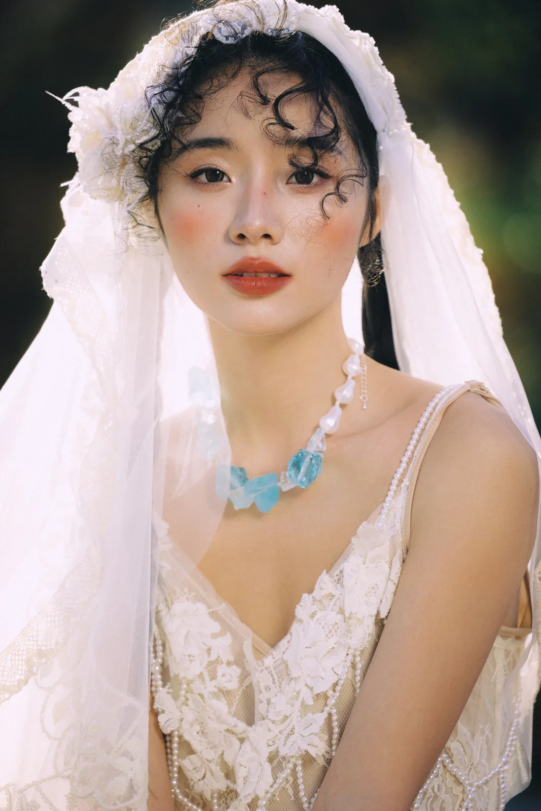 树影下的白色蕾丝婚纱，户外树影、草地、白色蕾丝婚纱，竖幅中段转折第10幅，进部摄影创作样片