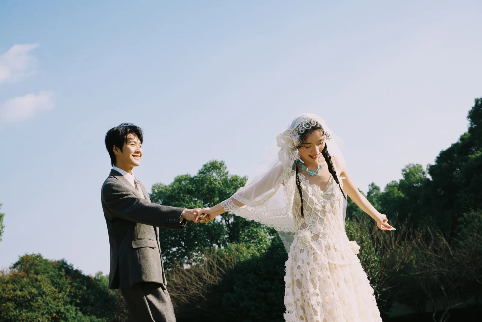 树影下的白色蕾丝婚纱，户外树影、草地、白色蕾丝婚纱，横幅中段转折第12幅，进部摄影创作样片
