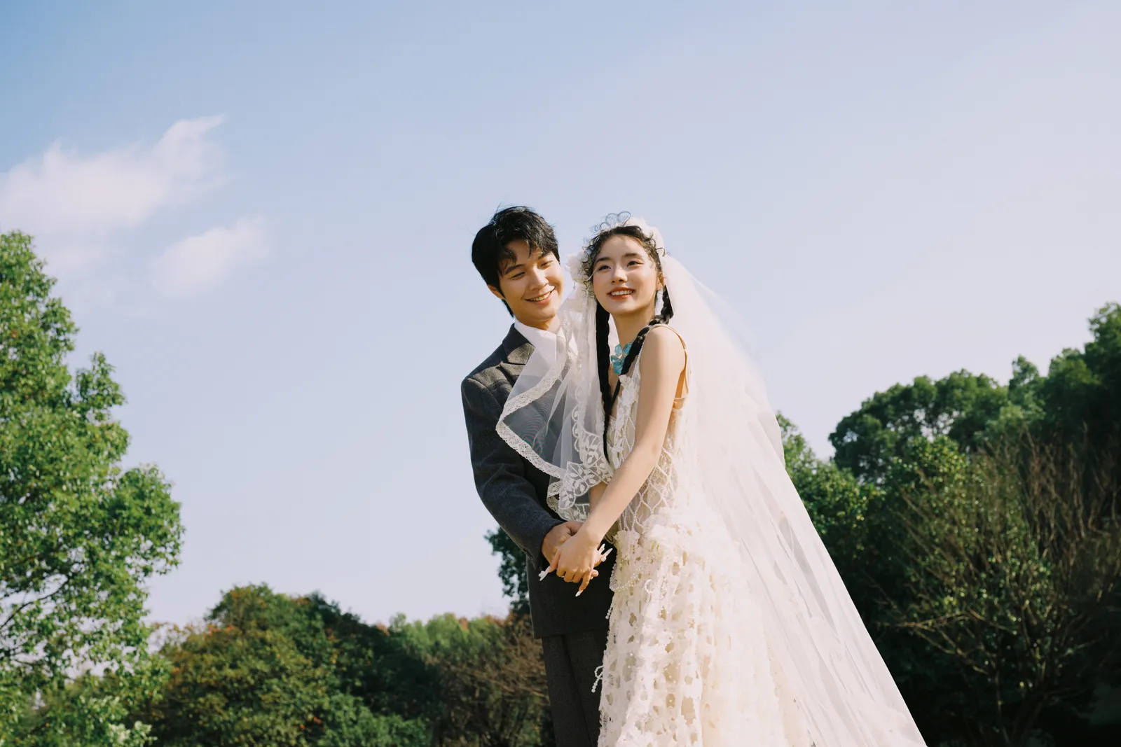 树影下的白色蕾丝婚纱，户外树影、草地、白色蕾丝婚纱，横幅后段延续第13幅，进部摄影创作样片