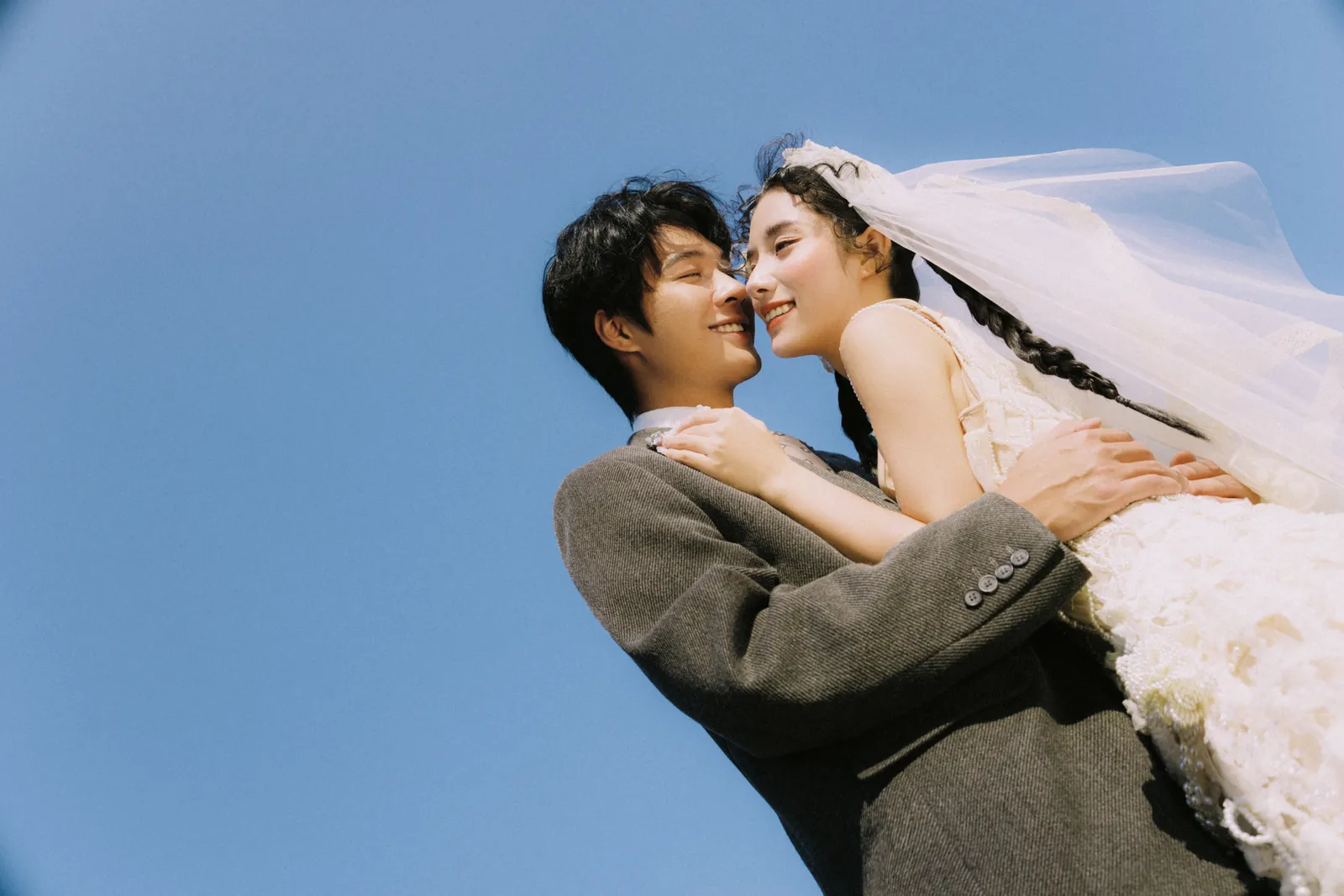 树影下的白色蕾丝婚纱，户外树影、草地、白色蕾丝婚纱，横幅后段收束第16幅，进部摄影创作样片