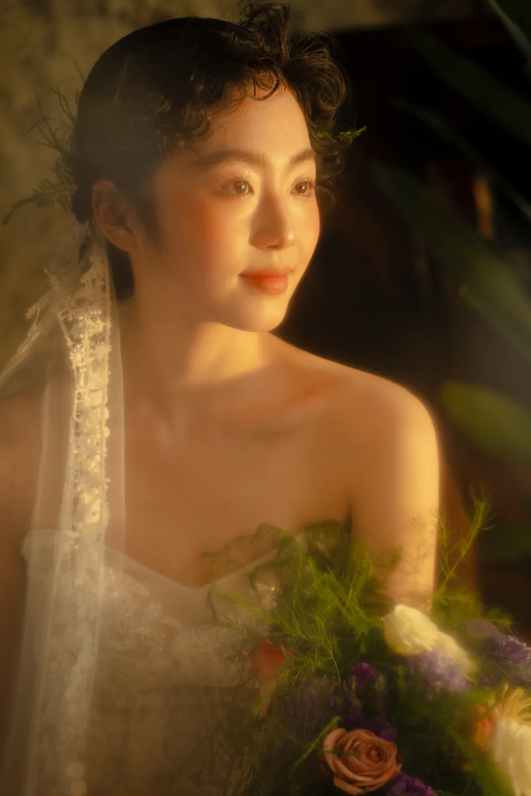 进部摄影创作样片，暖调室内，花叶轻轻摇晃，第1张