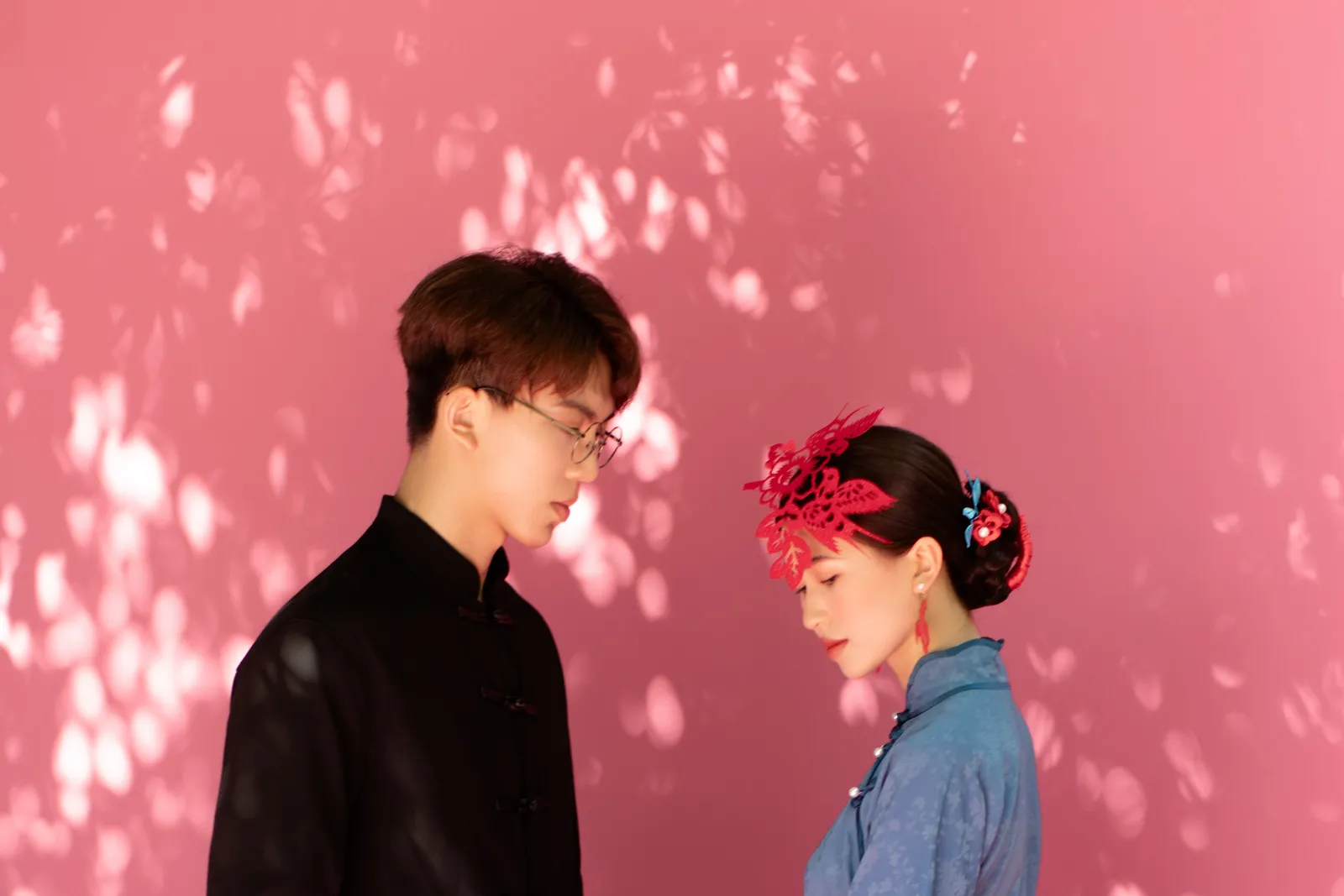 进部摄影创作样片，粉色背景与蓝色旗袍，第5张