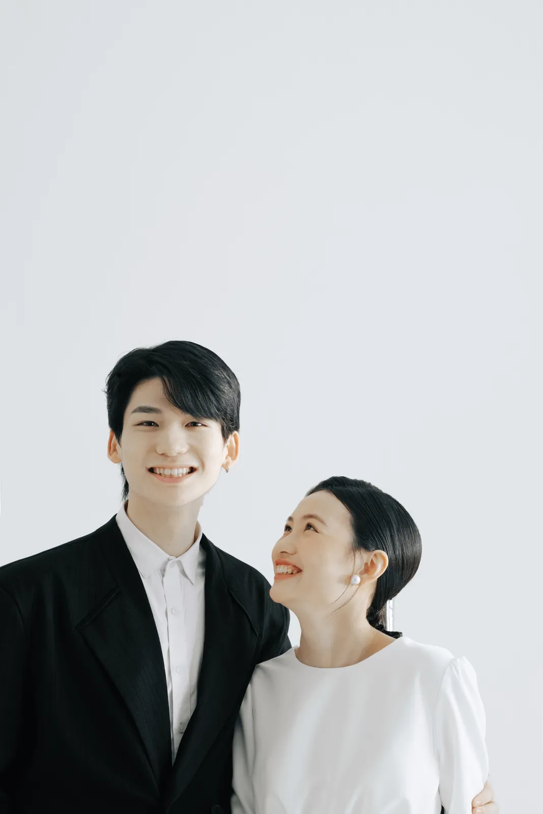 进部摄影创作样片，白色房间里的黑白肖像，第8张