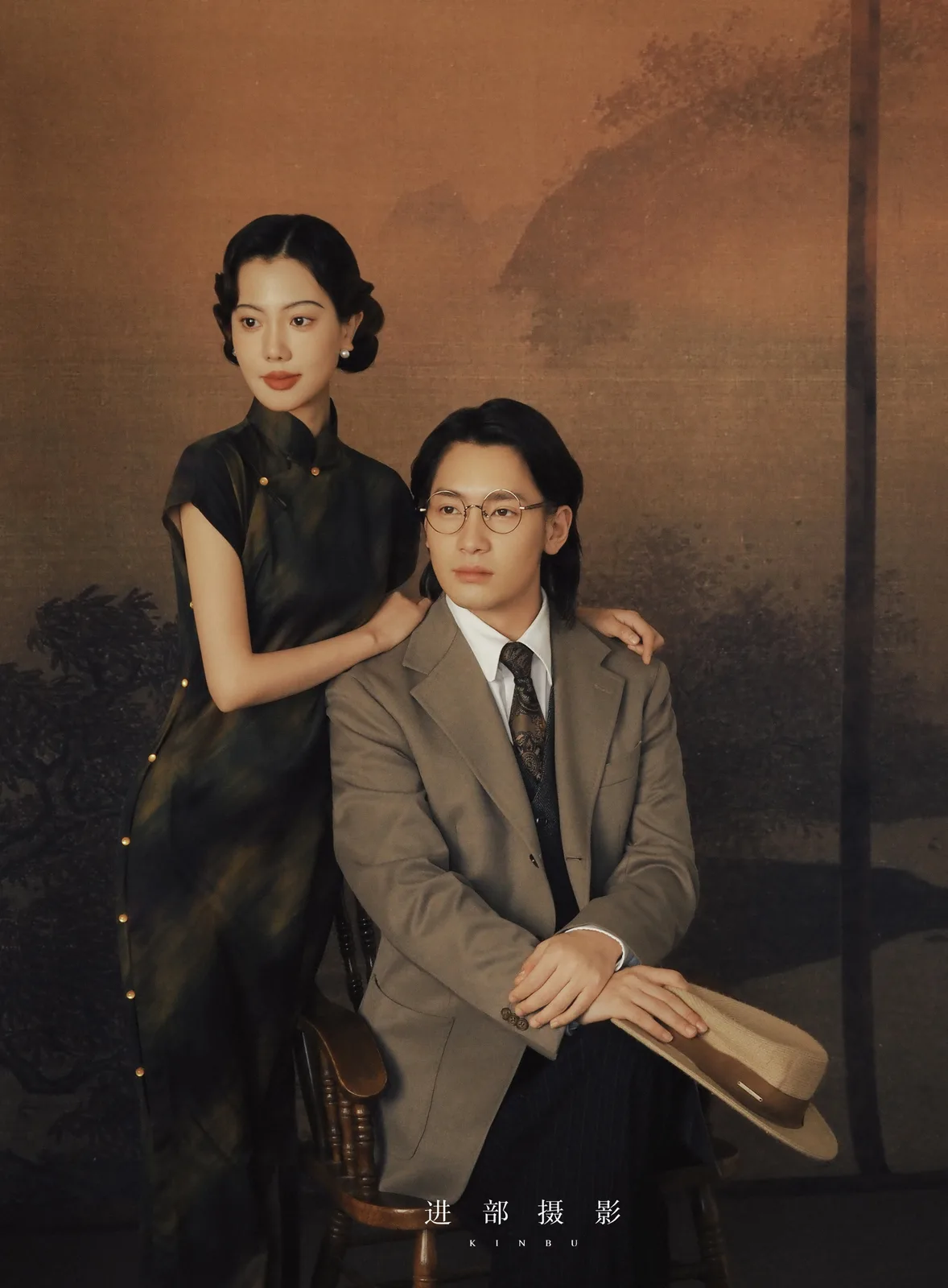 进部摄影创作样片，黑旗袍与灰色西装，第2张