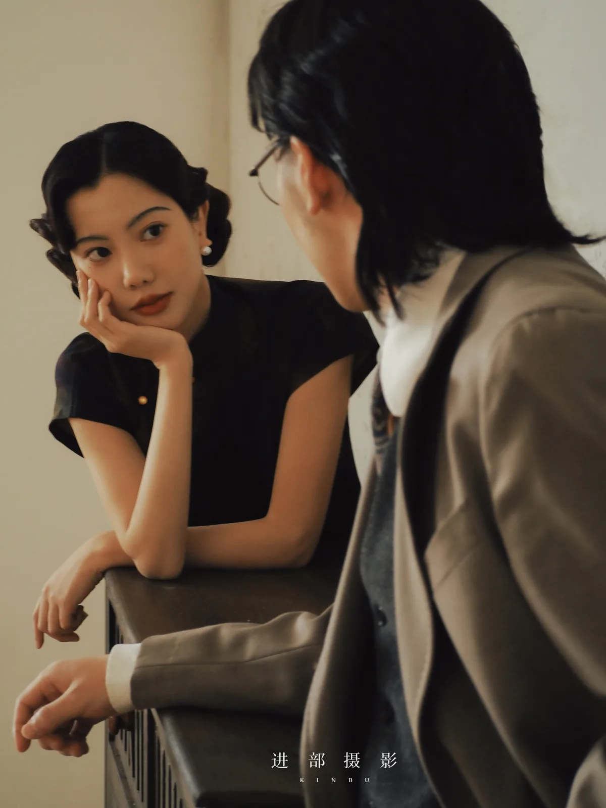 进部摄影创作样片，黑旗袍与灰色西装，第6张