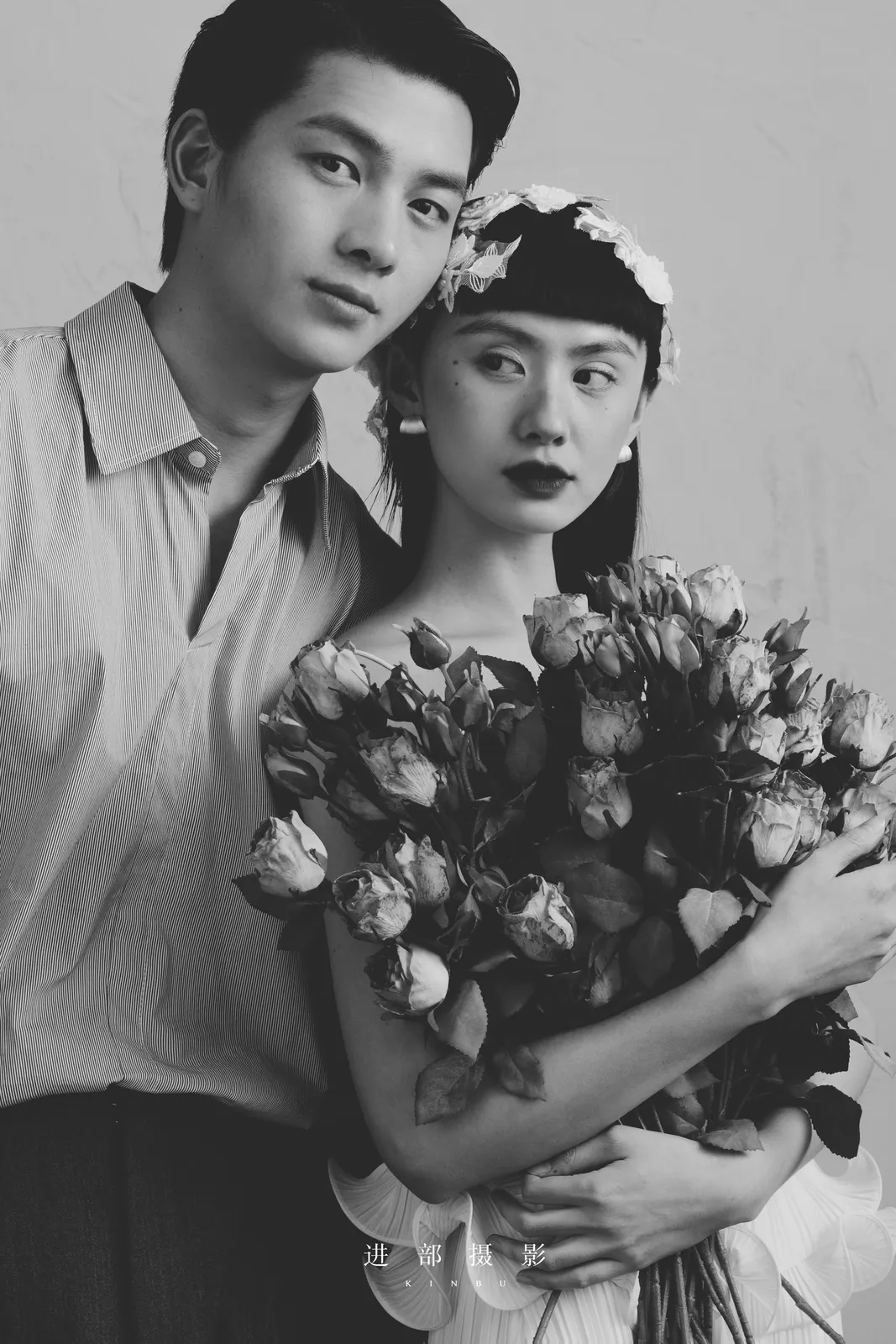 进部摄影创作样片，橙色花束下的两个人，第13张
