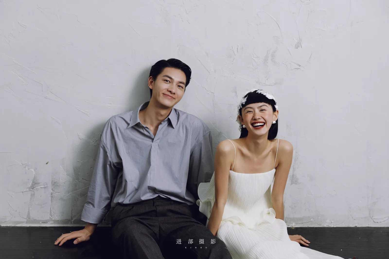 橙色花束下的两个人封面