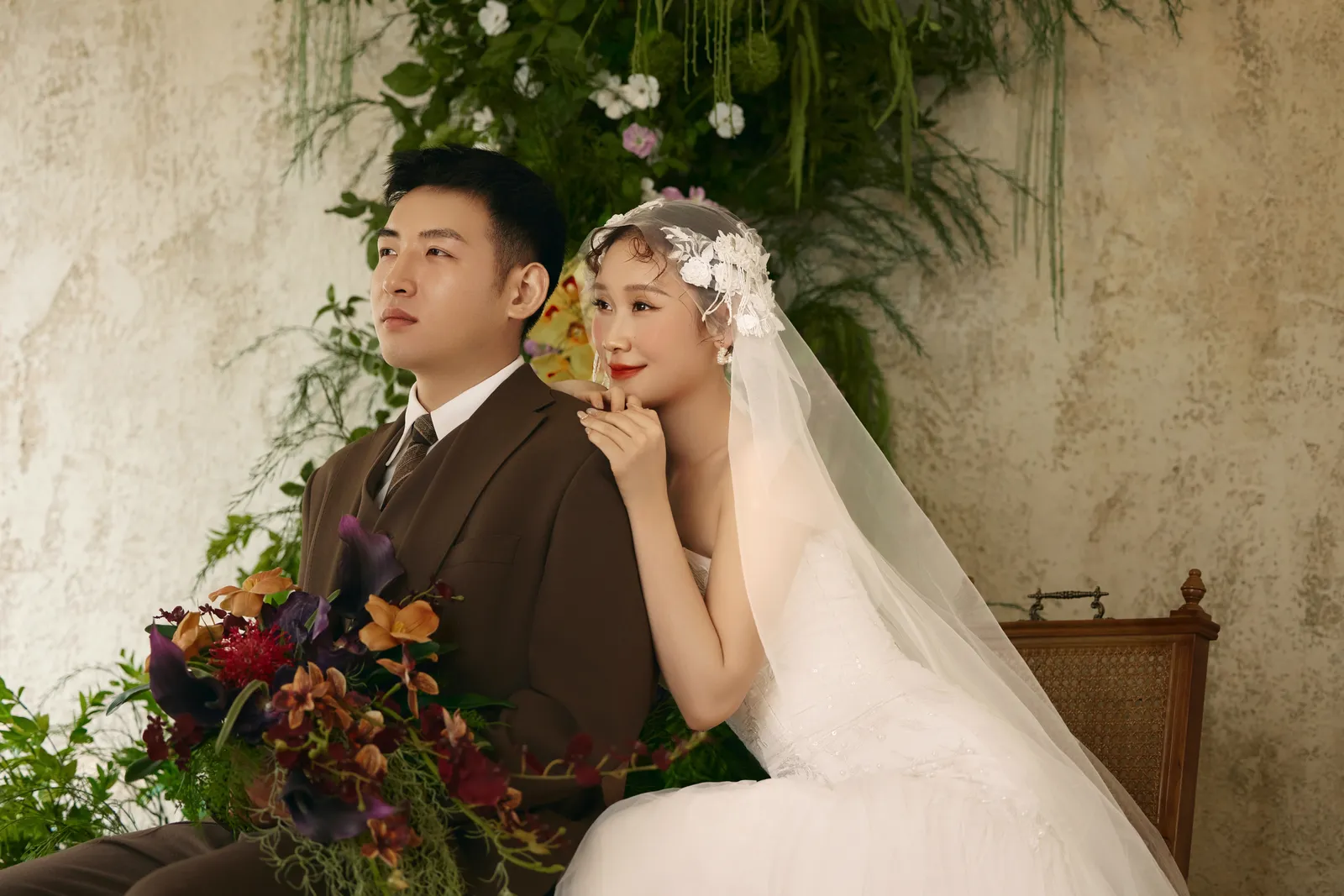 进部摄影创作样片，墨绿背景与一束深色花，第15张