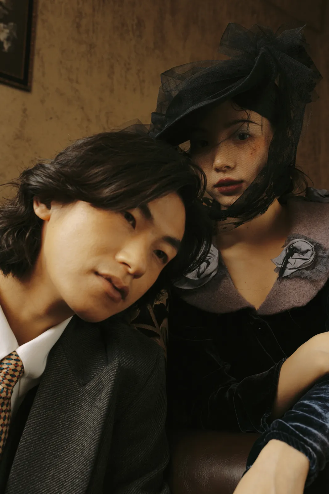 黑色礼服与一段旧电影光影，黑色礼服、时装电影感、黑白肖像，竖幅中段展开第8幅，进部摄影创作样片