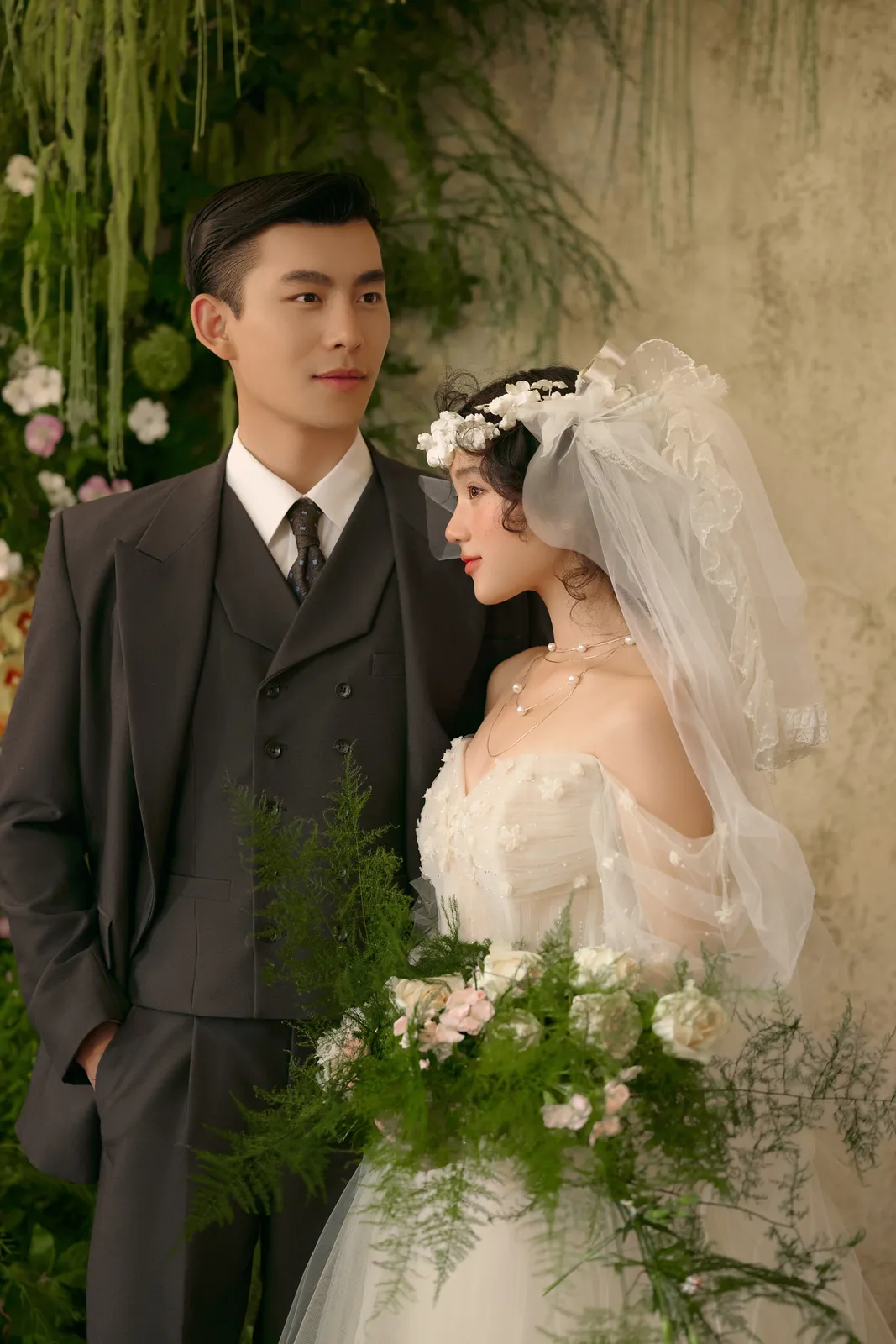 绿意、正式肖像里的两个人，绿意、正式肖像，竖幅前段延续第6幅，进部摄影创作样片