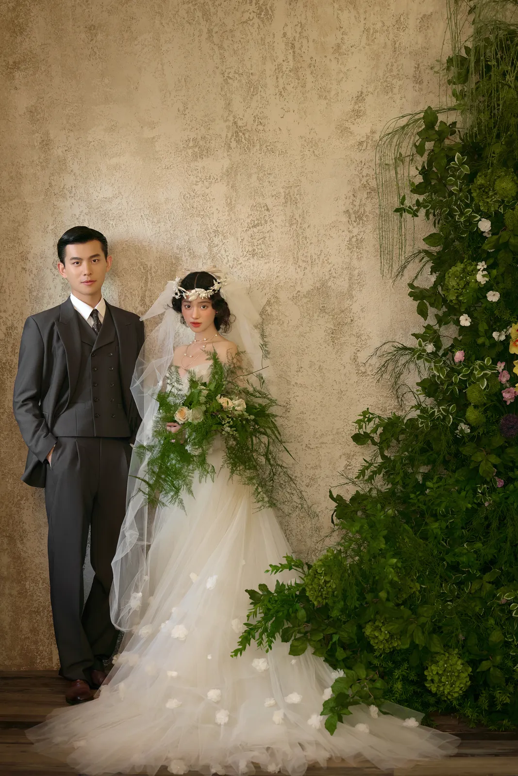 绿意、正式肖像里的两个人，绿意、正式肖像，竖幅后段延续第13幅，进部摄影创作样片