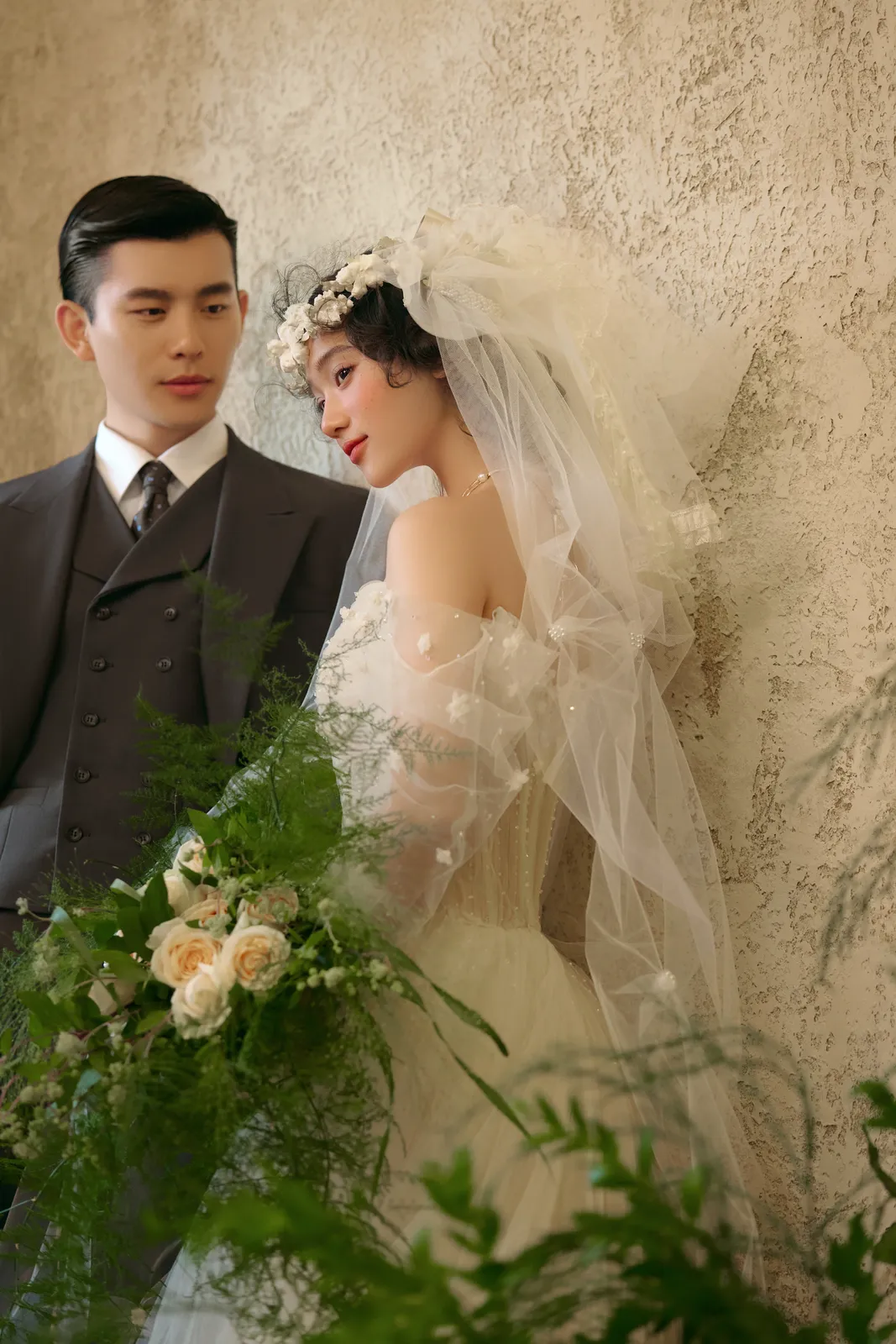 绿意、正式肖像里的两个人，绿意、正式肖像，竖幅后段延续第14幅，进部摄影创作样片