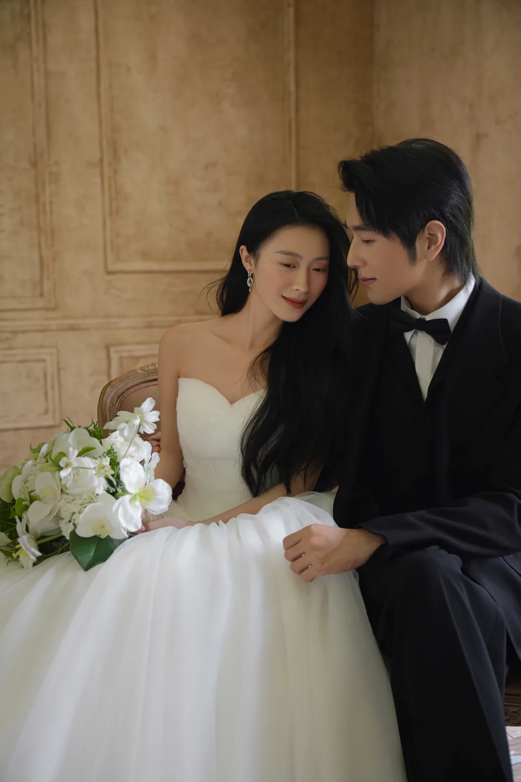 绿意、正式肖像里的两个人，绿意、正式肖像，竖幅后段延续第13幅，进部摄影创作样片