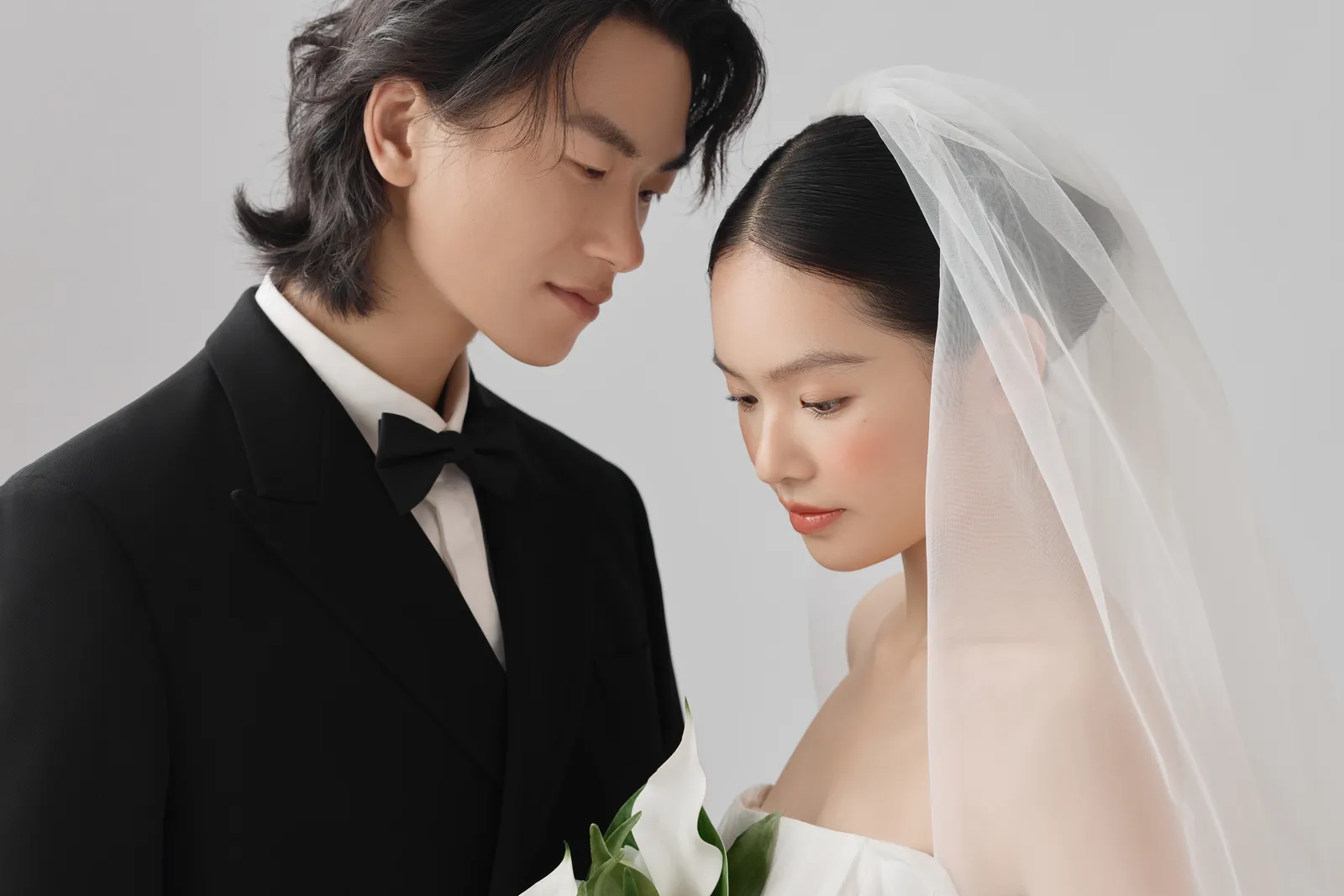 进部摄影黑色礼服室内作品，两个人在暖色旧墙前靠近