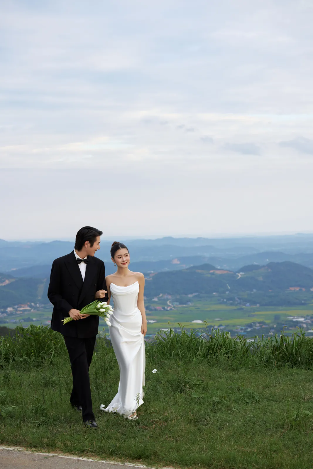 电影感、草坪、光影｜2025年8月完整作品，电影感、草坪，前段第2幅，进部摄影创作作品