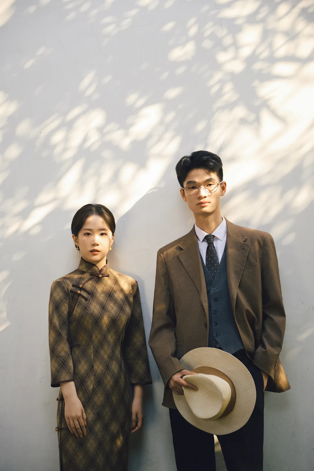 旧建筑与棕色礼服封面