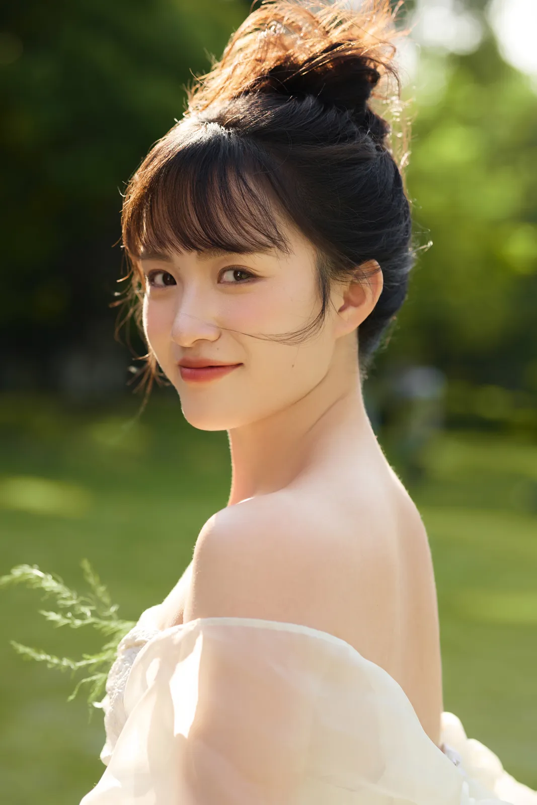 绿荫与草坪里的白纱，户外草坪、树林、柔光，竖幅前段建立第3幅，进部摄影创作作品