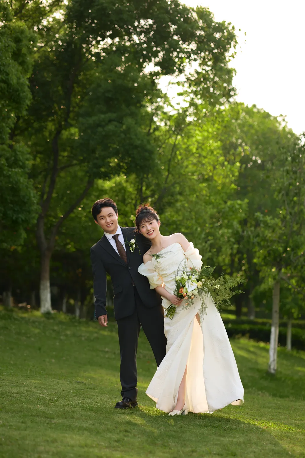 绿荫与草坪里的白纱，户外草坪、树林、柔光，竖幅中段展开第6幅，进部摄影创作作品