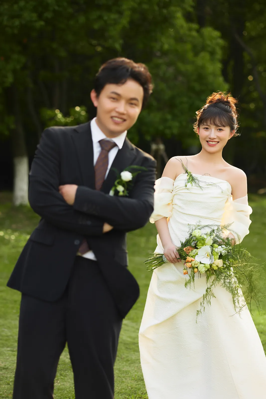 绿荫与草坪里的白纱，户外草坪、树林、柔光，竖幅中段转折第7幅，进部摄影创作作品