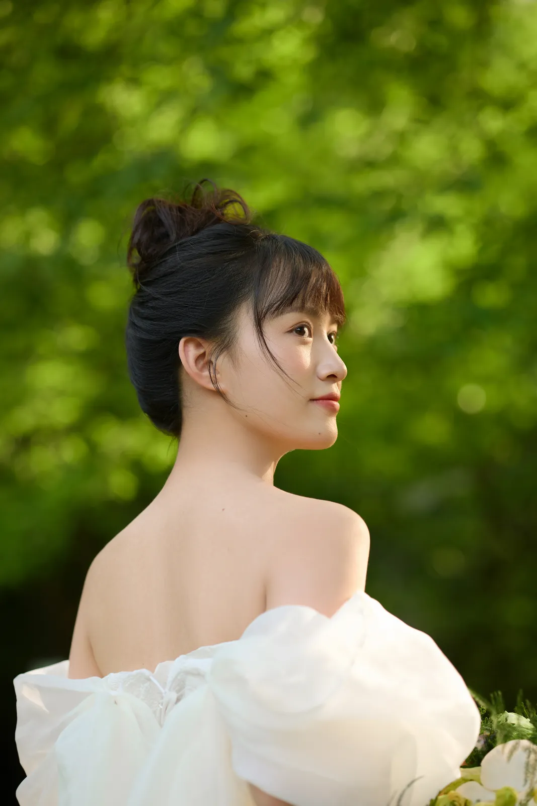 绿荫与草坪里的白纱，户外草坪、树林、柔光，竖幅中段转折第8幅，进部摄影创作作品