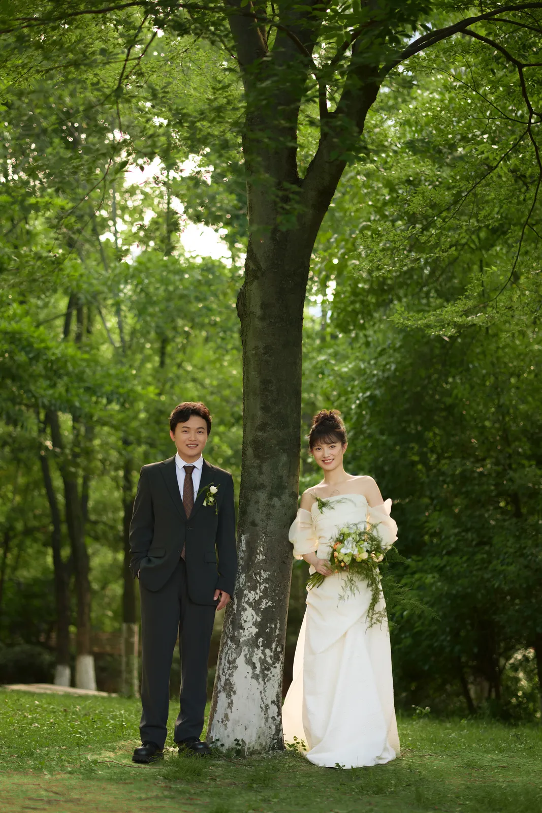 绿荫与草坪里的白纱，户外草坪、树林、柔光，竖幅后段延续第9幅，进部摄影创作作品