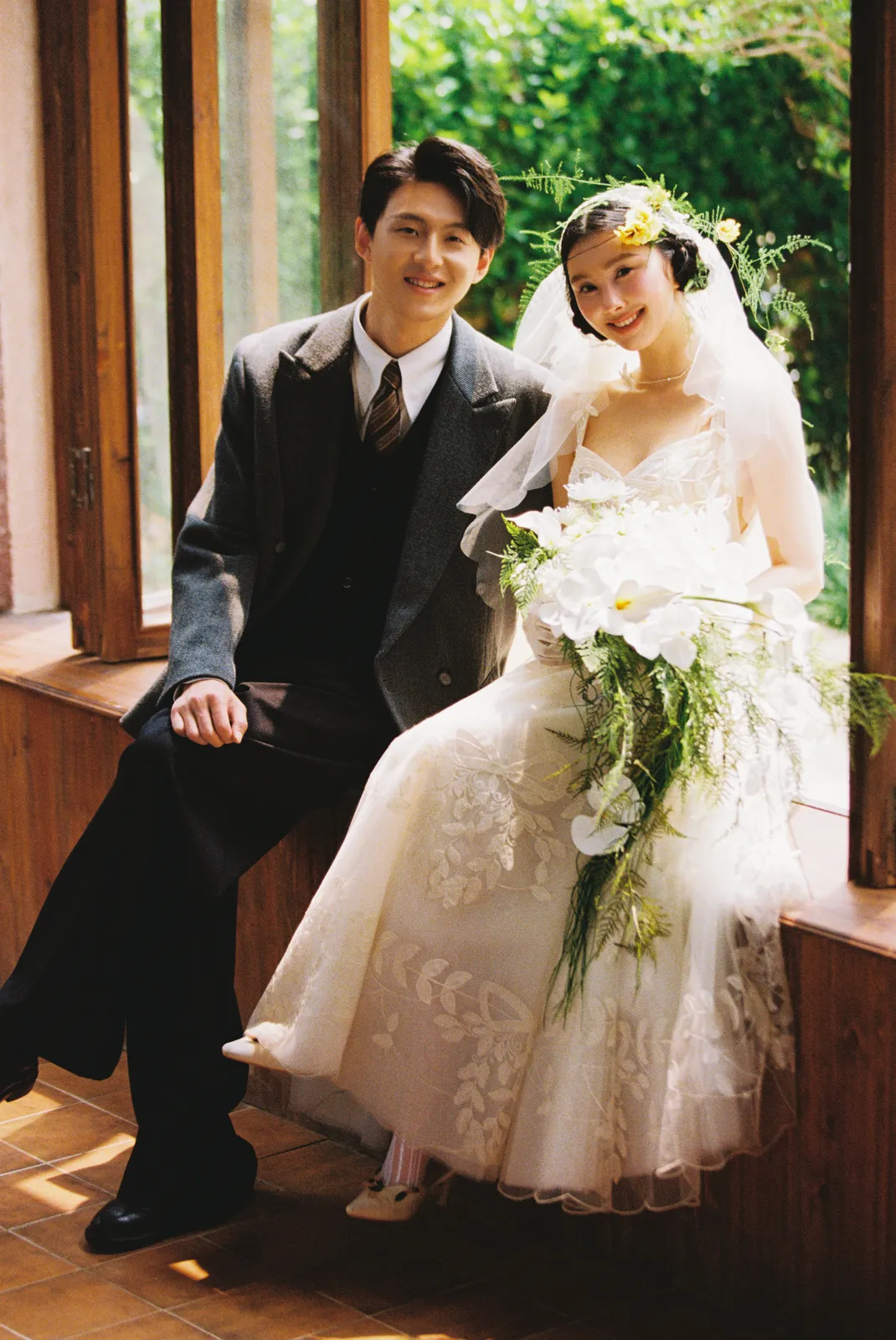 明亮庄园里的一束柔光，法式室内、花环头纱、柔光，竖幅前段延续第5幅，进部摄影创作作品