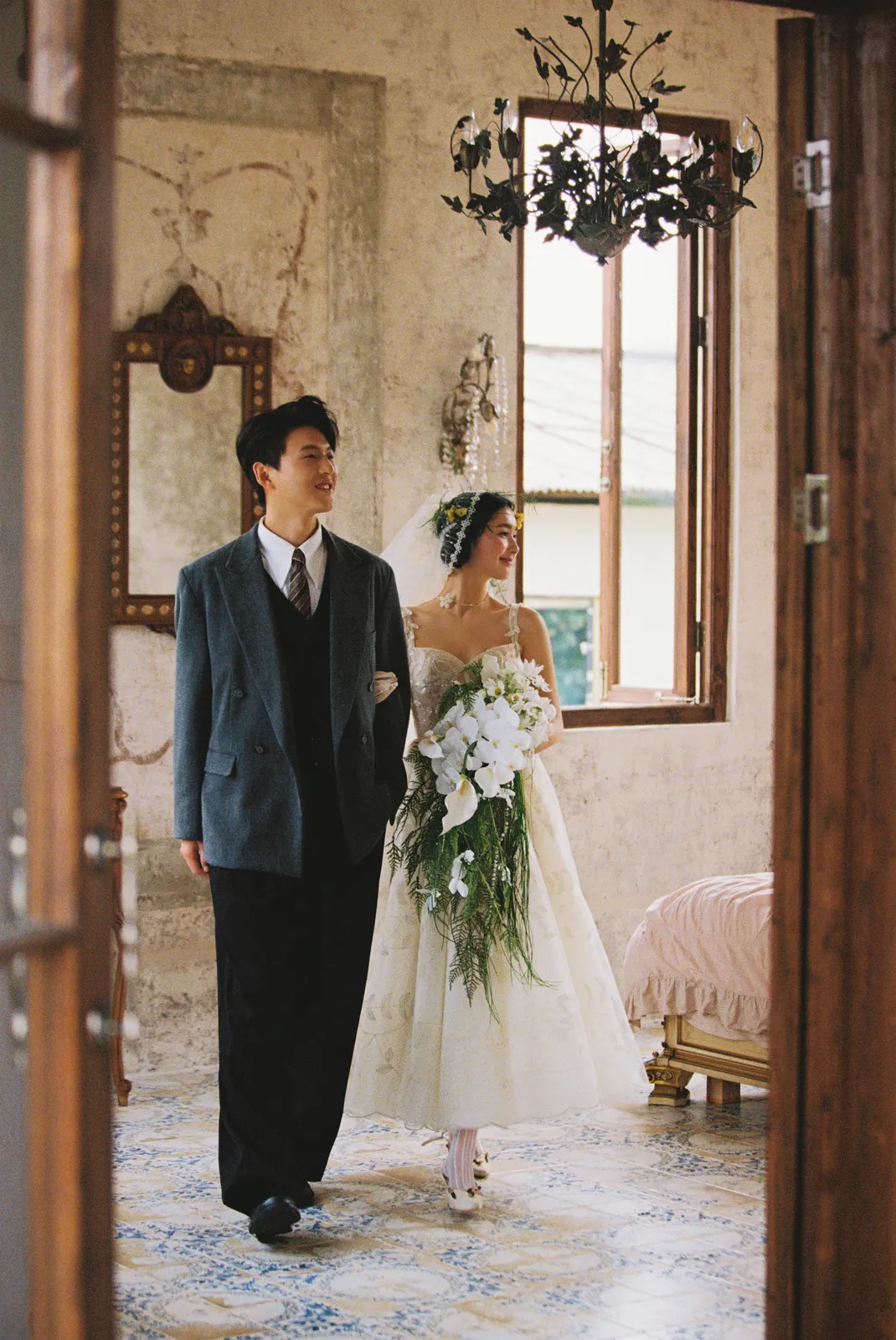 明亮庄园里的一束柔光，法式室内、花环头纱、柔光，竖幅中段转折第8幅，进部摄影创作作品