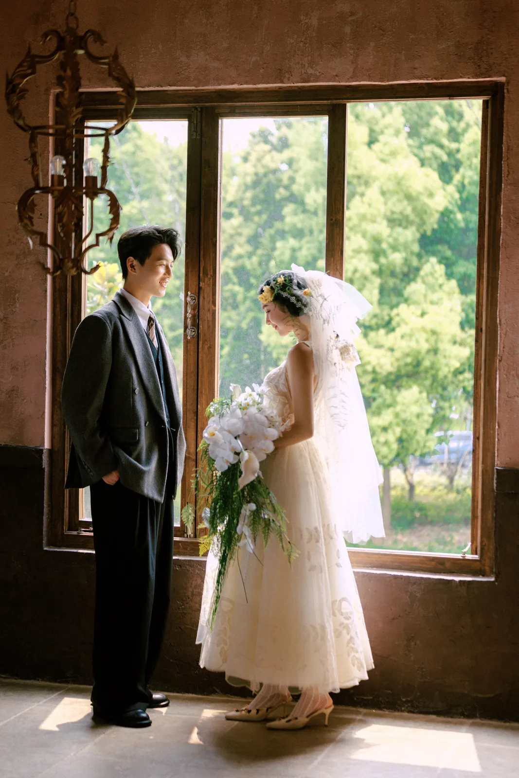 明亮庄园里的一束柔光，法式室内、花环头纱、柔光，竖幅组图结尾第12幅，进部摄影创作作品