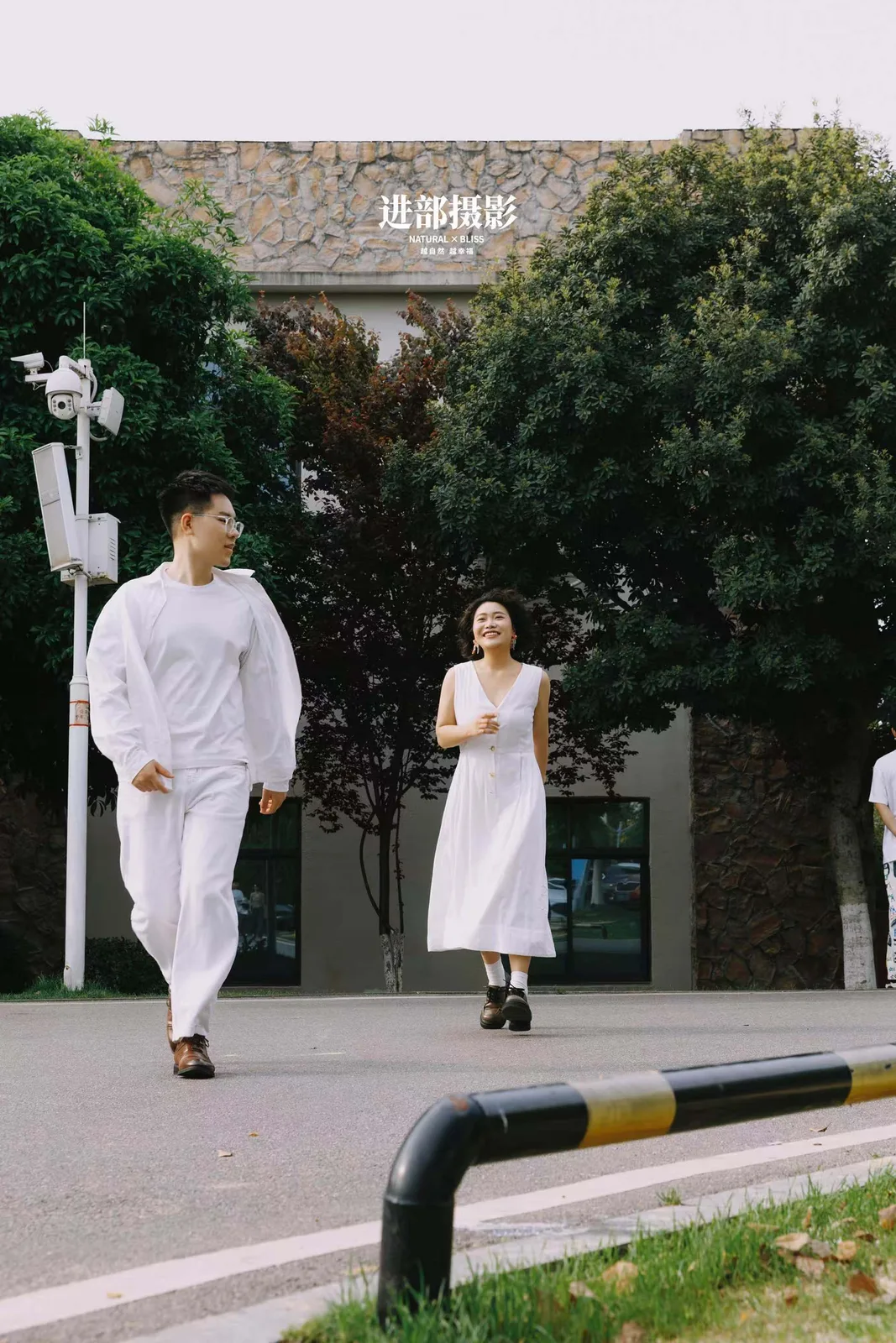 进部摄影精选客片，白色建筑外的一面绿墙，第6张