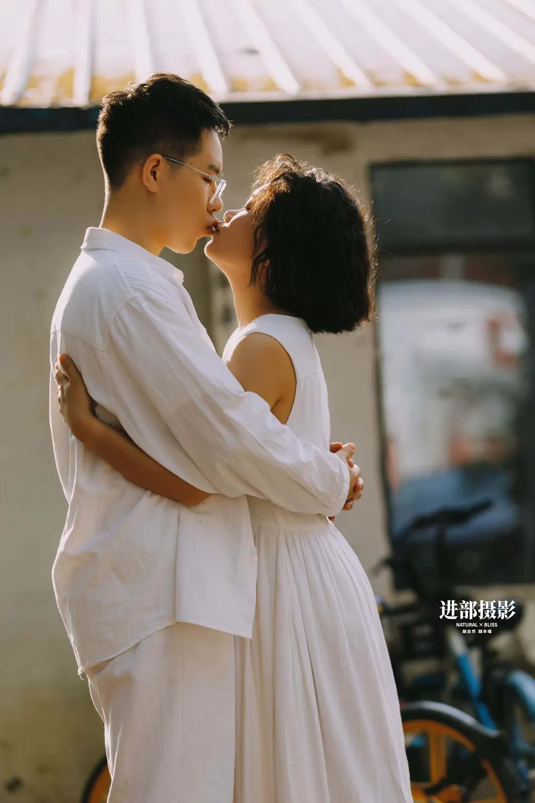 白色建筑外的一面绿墙封面