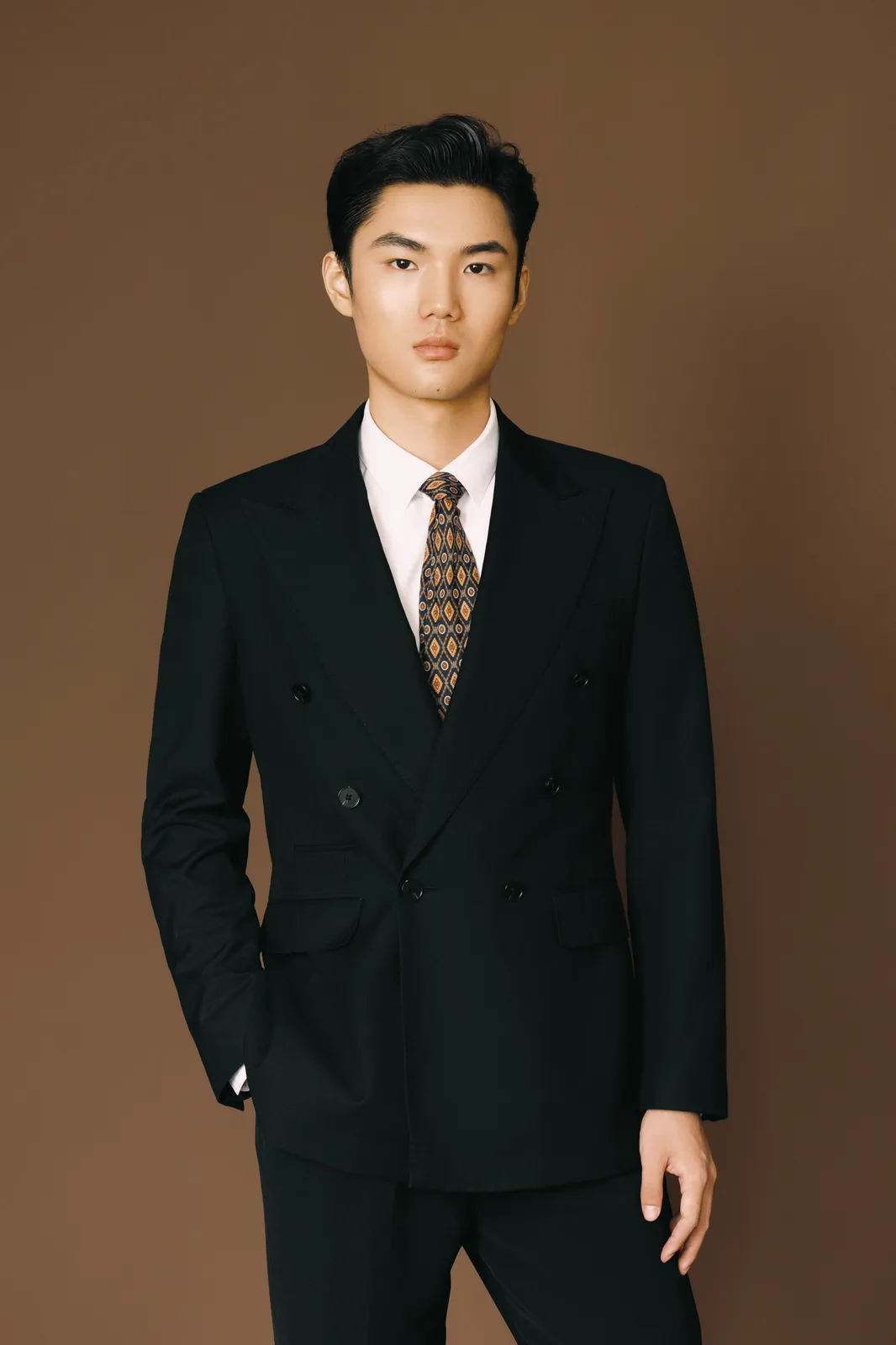 棕色背景里，光线很软，棕色背景、吊带礼服、柔光，竖幅前段延续第5幅，进部摄影创作作品