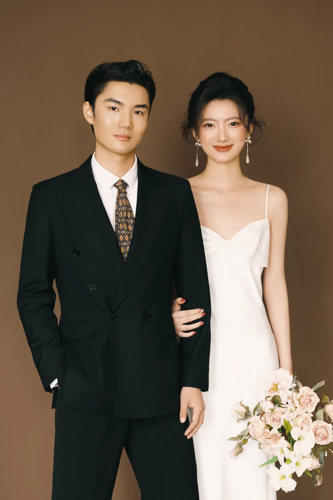 棕色背景里，光线很软，棕色背景、吊带礼服、柔光，竖幅中段展开第6幅，进部摄影创作作品