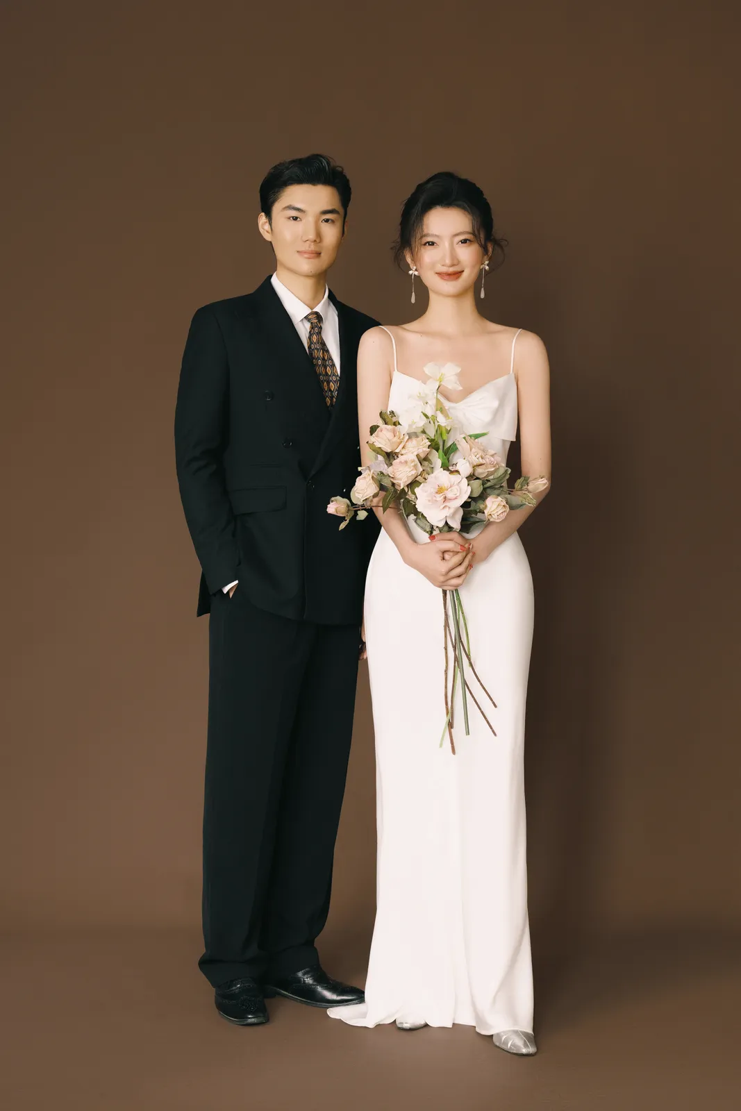棕色背景里，光线很软，棕色背景、吊带礼服、柔光，竖幅中段转折第7幅，进部摄影创作作品