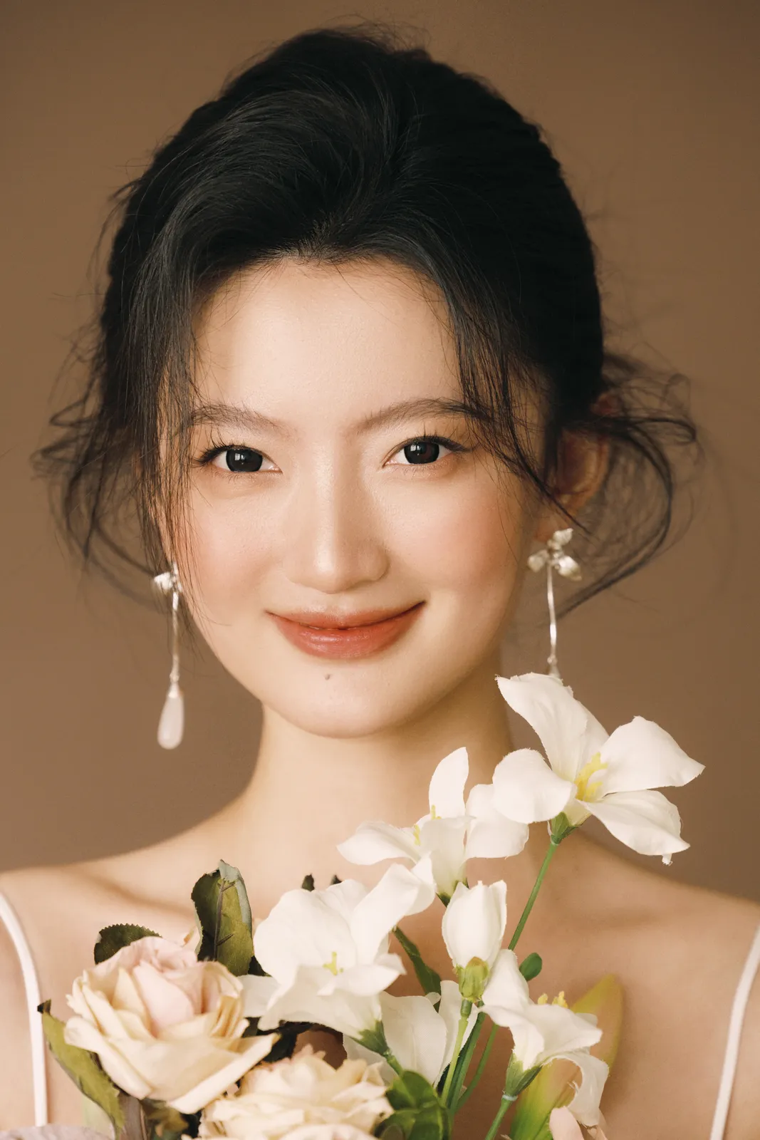 棕色背景里，光线很软，棕色背景、吊带礼服、柔光，竖幅中段转折第8幅，进部摄影创作作品
