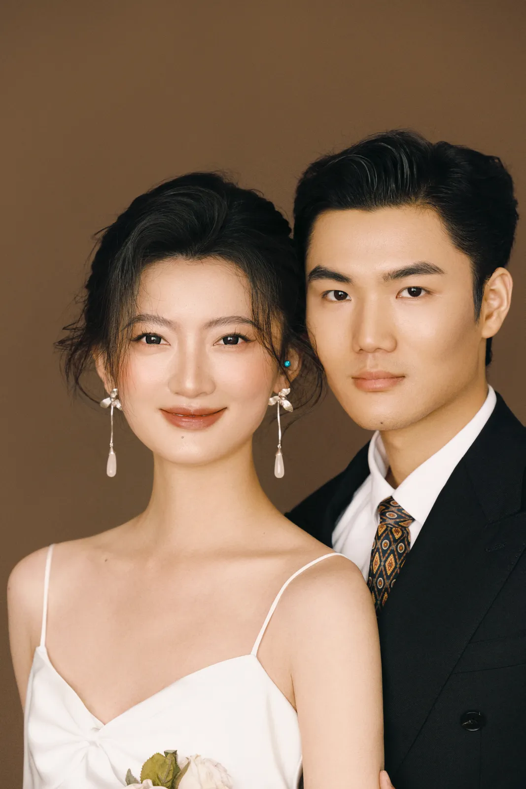 棕色背景里，光线很软，棕色背景、吊带礼服、柔光，竖幅后段延续第9幅，进部摄影创作作品