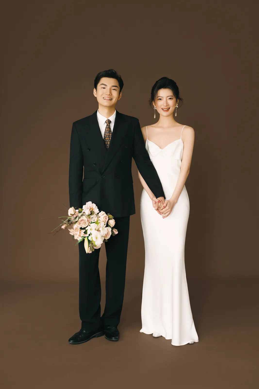 棕色背景里，光线很软，棕色背景、吊带礼服、柔光，竖幅后段收束第10幅，进部摄影创作作品