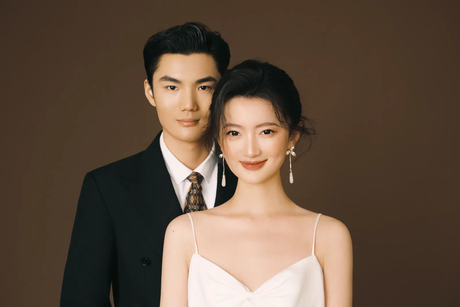 棕色背景里，光线很软，棕色背景、吊带礼服、柔光，竖幅后段收束第11幅，进部摄影创作作品