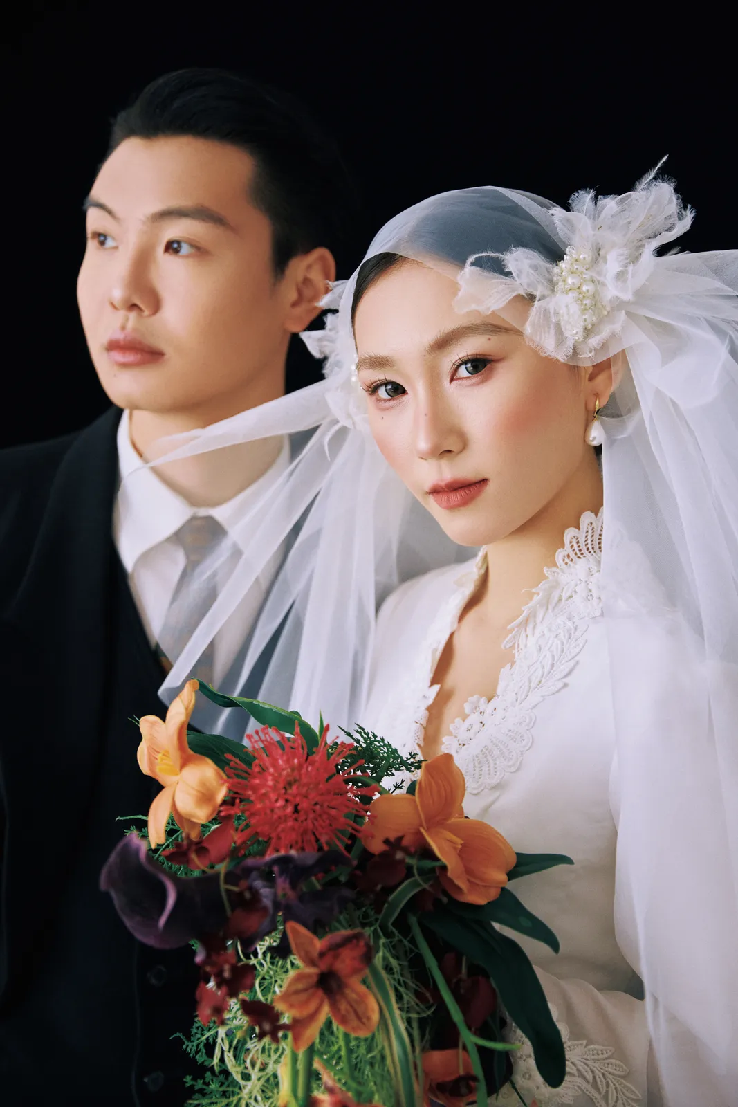 黑色背景下，花束向下垂落，黑色背景、花朵头纱、垂坠花束，竖幅组图开场第1幅，进部摄影创作作品
