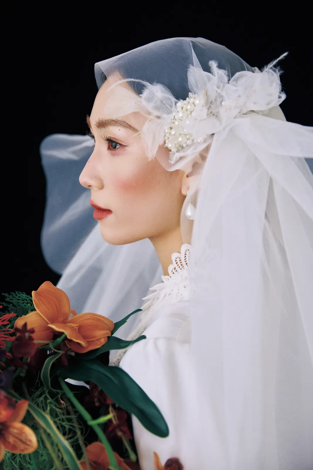 黑色背景下，花束向下垂落，黑色背景、花朵头纱、垂坠花束，竖幅前段延续第5幅，进部摄影创作作品